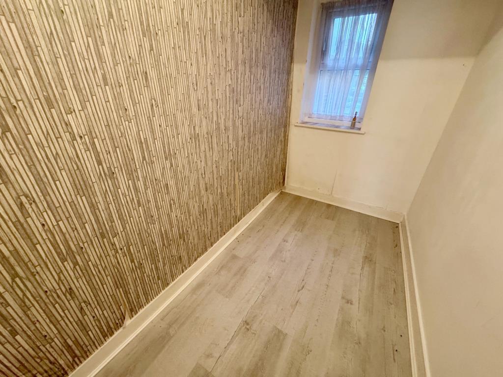 Lot: 182 - SEAFRONT GARDEN FLAT FOR IMPROVEMENT - Study-Cot room